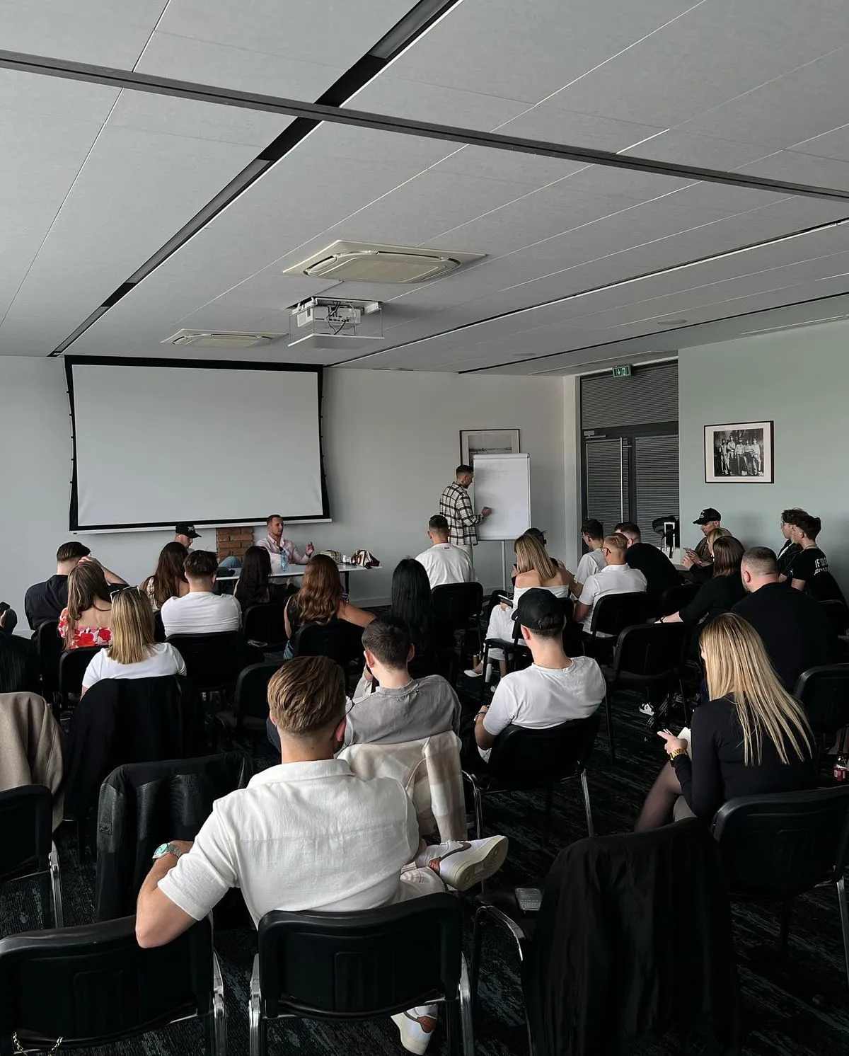 Sensei demonstriert eine Finanz-Kata